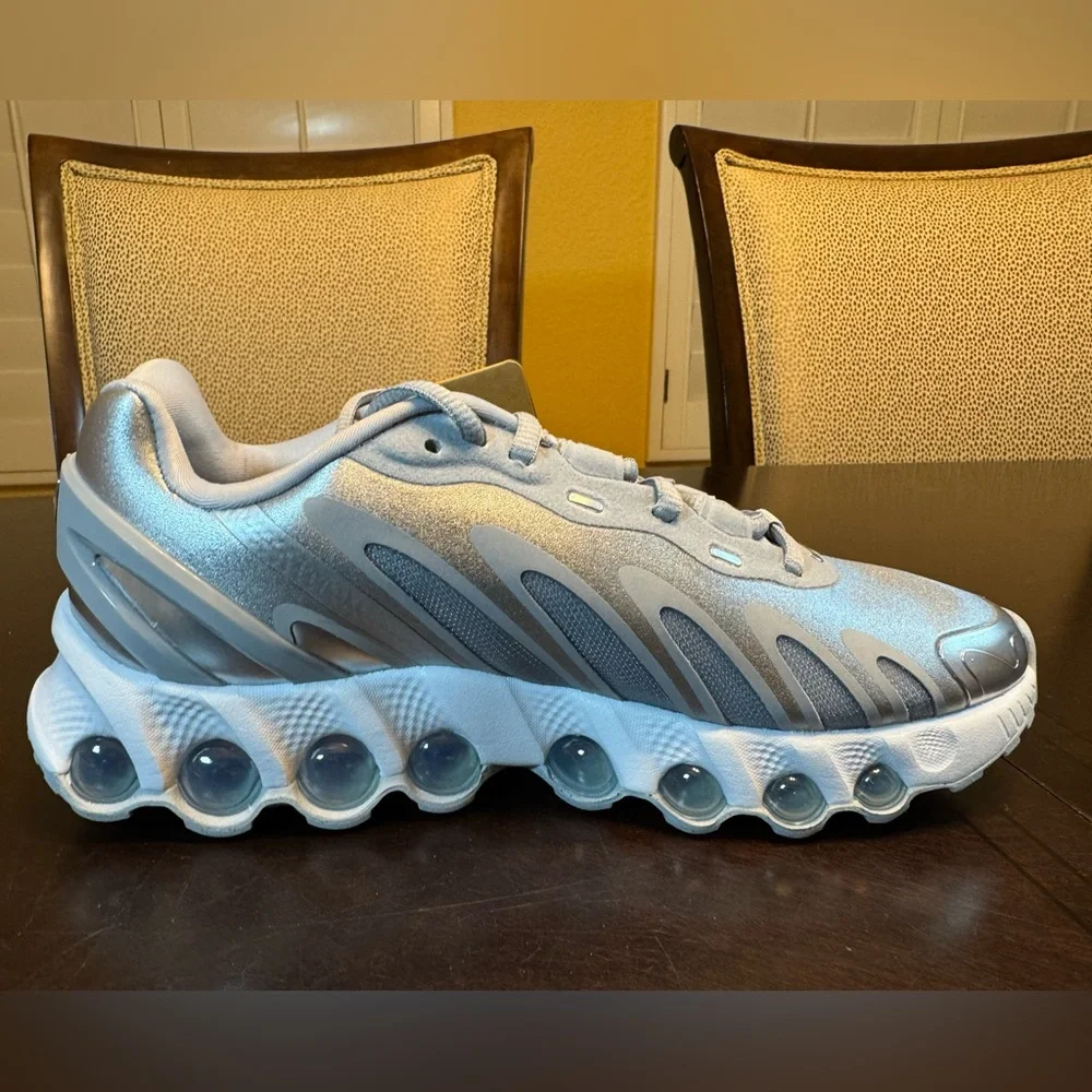New Nike Air Max DN8 Metallic Silver Sneaker Shoes Size US 7 W / 5.5 M